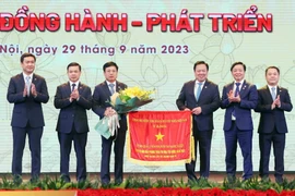 Phó Thủ tướng Trần Hồng Hà trao Cờ thi đua đơn vị xuất sắc trong phong trào thi đua yêu nước, năm 2022 cho Ủy ban Quản lý Vốn Nhà nước tại Doanh nghiệp. (Ảnh: An Đăng/TTXVN)