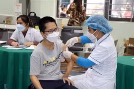 Tiêm vaccine ngừa COVID-19. (Nguồn: TTXVN)