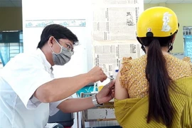 Tiêm vaccine ngừa COVID-19. (Nguồn: TTXVN)
