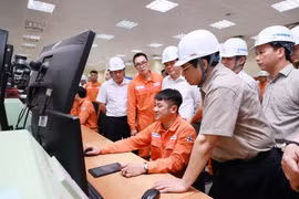 Thủ tướng Phạm Minh Chính kiểm tra tình hình sản xuất và cung ứng điện tại Công ty Nhiệt điện Mông Dương, thành phố Cẩm Phả. (Ảnh: Dương Giang/TTXVN)