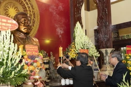 Lãnh đạo tỉnh An Giang dâng hương tưởng nhớ Chủ tịch Tôn Đức Thắng. (Ảnh: Công Mạo/TTXVN)