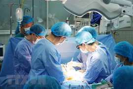Các bác sỹ Bệnh viện Chợ Rẫy Thành phố Hồ Chí Minh tiến hành lấy tạng từ người hiến tạng. (Ảnh: TTXVN phát)