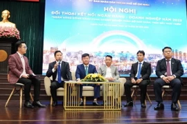 Đại diện các ngân hàng chia sẻ chính sách cho vay và lãi suất. (Ảnh: Xuân Anh/TTXVN)