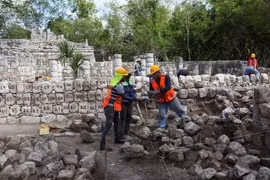 Các nhà khoa học Mexico tại địa điểm khảo cổ Chichen Itza. (Nguồn: Reuters)