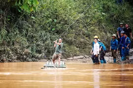 Hỗ trợ dây cáp treo, đóng bè mảng giúp người dân Mù Cang Chải sau lũ