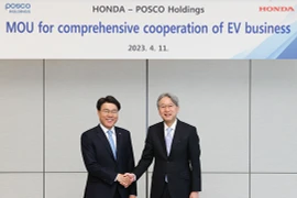 Đại diện Posco và Honda tại buổi ký kết biên bản ghi nhớ. (Nguồn: Posco)