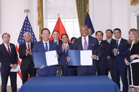 Thủ tướng Phạm Minh Chính gặp Thị trưởng New York Eric Adams và chứng kiến Lễ ký Biên bản Ghi nhớ MOU thiết lập quan hệ kết nghĩa giữa thành phố New York-Thành phố Hồ Chí Minh. (Ảnh: Dương Giang/TTXVN)