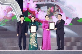 Chủ tịch Quốc hội Vương Đình Huệ thay mặt lãnh đạo Đảng và Nhà nước trao Quyết định công nhận 2 Bảo vật Quốc gia cho tỉnh Hà Nam gồm: Bia đá chùa Giàu và Trống đồng Tiên Nội 1. (Ảnh: Doãn Tấn/TTXVN)