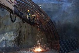 Công nhân thi công trần cửa ống hầm bên trái hầm số 3 gói thầu XL3. (Ảnh: Phạm Cường/TTXVN)