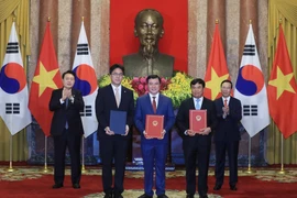 Chủ tịch nước Võ Văn Thưởng và Tổng thống Hàn Quốc Yoon Suk Yeol chứng kiến trao Tuyên bố chung về thiết lập hệ thống trao đổi xuất xứ hàng hóa điện tử giữa Bộ Công Thương, Tổng cục Hải quan và Cơ quan Hải quan Hàn Quốc. (Ảnh: Thống Nhất/TTXVN)