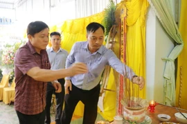 Lãnh đạo các Vụ địa phương của các Ban, Đảng Trung ương thắp hương viếng nạn nhân. (Ảnh: Hoài Thu/TTXVN)