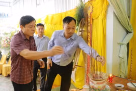 Lãnh đạo các Vụ địa phương của các Ban, Đảng Trung ương thắp hương viếng nạn nhân. (Ảnh: Hoài Thu/TTXVN)
