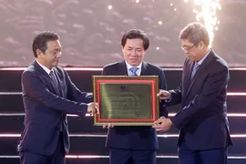 Ông Hoàng Đạo Cương, Thứ trưởng Bộ Văn hóa, Thể thao và Du lịch trao Bằng công nhận của UNESCO ghi danh Nghệ thuật làm gốm của người Chăm vào Danh sách Di sản Văn hóa Phi vật thể cần bảo vệ khẩn cấp cho tỉnh Ninh Thuận. (Ảnh: Thống Nhất/TTXVN)