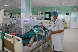 Một nạn nhân được điều trị tại Khoa Hồi sức Tích cực và Chống độc Bệnh viện Đa khoa tỉnh. (Ảnh: Cao Nguyên/TTXVN)