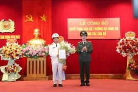Thượng tướng Trần Quốc Tỏ, Thứ trưởng Bộ Công an, trao quyết định và tặng hoa chúc mừng Đại tá Lê Việt Thắng được bổ nhiệm làm Giám đốc Công an tỉnh Yên Bái. (Ảnh: Tuấn Anh/TTXVN)
