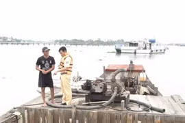 Lực lượng chức năng làm việc với ông Trần Văn Tèo Nhỏ tại hiện trường. (Ảnh: TTXVN phát)