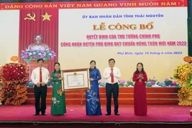 Bí thư Tỉnh ủy Thái Nguyên Nguyễn Thanh Hải trao Quyết định của Thủ tướng công nhận huyện Phú Bình đạt chuẩn nông thôn mới cho đại diện huyện. (Ảnh: Quân Trang/TTXVN)