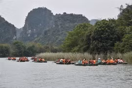 Du khách tham quan Khu du lịch sinh sinh thái Tràng An những ngày đầu năm mới. (Ảnh: Đức Phương/TTXVN)
