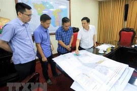 Phó Chủ tịch UBND tỉnh Thái Bình Lại Văn Hoàn thông tin cho báo chí về công tác phát triển kinh tế xã hội, trồng và bảo vệ phát triển rừng tại địa phương. (Ảnh: Thế Duyệt/TTXVN)
