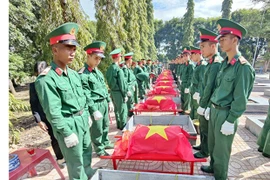 Đội Tìm kiếm và Quy tập Hài cốt Liệt sỹ K90, Quân khu 9 tìm kiếm, cất bốc hài cốt liệt sỹ. (Ảnh: Kiều Hân/TTXVN phát)