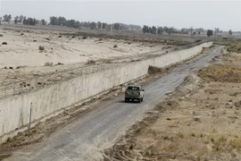 Lực lượng bảo vệ biên giới Iran tuần tra tại khu vực Milak, gần biên giới Iran-Afghanistan. (Ảnh: AFP/TTXVN)