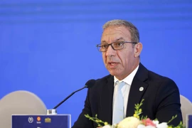 Chủ tịch Liên minh Nghị viện Thế giới Duarte Pacheco trả lời câu hỏi của đại diện các cơ quan báo chí trong nước và quốc tế tại buổi họp báo sau Phiên Bế mạc Hội nghị Nghị sỹ Trẻ Toàn cầu lần thứ 9. (Ảnh: TTXVN)