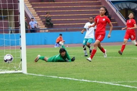 Cầu thủ số 18 Yuliana Awi ghi bàn thắng nâng tỷ số lên 2-0 cho U20 nữ Indonesia. (Ảnh: Trung Kiên/TTXVN)