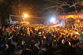 Biển người tràn vào đền Trần sau lễ khai ấn (Ảnh: PV/Vietnam+)