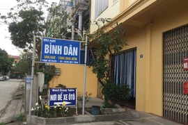 Mặc dù treo biển "niêm yết" giá thuê phòng như thế này, nhưng thực tế, để qua đêm tại nhà nghỉ bình dân này, du khách phải bỏ ra từ 800.000-1.000.000 đồng/đêm (Ảnh: PV/Vietnam+) 