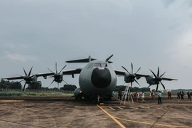 ‘Siêu máy bay vận tải’ A400M tại sận bay Nội Bài (Ảnh: Sơn Bách/Vietnam+) 