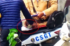 Ảnh cắt từ clip (Nguồn: Báo Tiền Phong) 