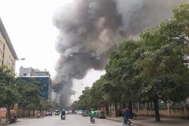 Vụ cháy xảy ra khoảng 14 giờ 20 ngày 31/3, tại khu vực chợ Quang (Thanh Liệt, Thanh Trì, Hà Nội) với cột khói đen bốc lên nghi ngút. (Ảnh: CTV/Vietnam+) 