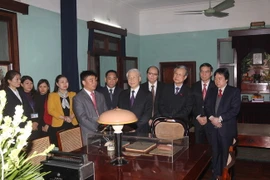 Tổng Bí thư Nguyễn Phú Trọng dâng hương tưởng niệm Bác Hồ 