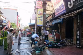 Hà Nội: Cháy chợ đầu mối Phùng Khoang, 4 người bị thương