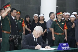 Tổng Bí thư Nguyễn Phú Trọng ghi sổ tang tưởng nhớ nguyên Tổng Bí thư Đỗ Mười. (Ảnh: TTXVN)