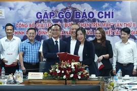 Ông Trần Ngọc Hà, Phó tổng biên tập Báo Pháp luật Việt Nam ký kết hợp tác tài trợ Giải Leo núi “Bước chân trên mây” lần thứ II năm 2024. (Ảnh: Việt Anh/Vietnam+)