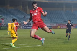 Ngoại binh Joao Pedro ăn mừng sau khi ghi bàn ấn định chiến thắng 3-2 cho Thể Công-Viettel. (Ảnh: Việt Anh/Vietnam+)