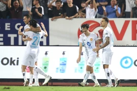 Hendrio (ngoài cùng bên phải) ghi bàn gỡ hòa 1-1 cho Thép Xanh Nam Định trước đội khách Sông Lam Nghệ An. (Ảnh: TXNĐ)