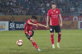 Siêu phẩm đá phạt của tiền vệ Quang Hải giúp Câu lạc bộ Công an Hà Nội giành chiến thắng 2-0 trước đội khách Sông Lam Nghệ An.