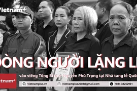 Đoàn người xếp hàng dài, chờ đợi vào viếng Tổng Bí thư Nguyễn Phú Trọng 