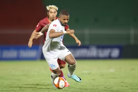 Thép Xanh Nam Định (áo trắng) nhận thất bại 1-2 ở vòng 10 V-League 2023/24. (Ảnh: FB)