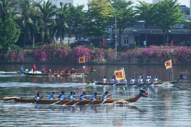 Các đội đua thuyền bước vào ngày thi đấu đầu tiên sáng 26/3. (Ảnh: Việt Anh/Vietnam+)