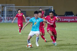 Câu lạc bộ Hồng Lĩnh Hà Tĩnh (áo xanh) vượt qua đối thủ PVF-CAND trong trận play-off trụ hạng V-League. (Ảnh: Việt Anh/Vietnam+)