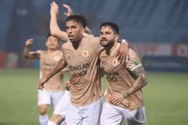 Jeferson Elias (phải) có ngày thi đấu chói sáng khi ghi cả ba bàn thắng giúp Công an Hà Nội giành chiến thắng 3-1 trước Khánh Hòa. (Ảnh: Việt Anh/Vietnam+)