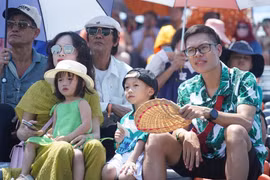 Du khách không ngại 'nắng đổ lửa' cổ vũ cho VĐV ở Giải đua môtô nước Bình Định
