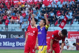 Văn Quyết (áo tím) và các đồng đội vượt qua Thể Công để tiến vào chung kết Cúp Quốc gia. (Ảnh: Việt Anh/Vietnam+)