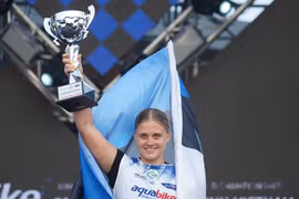 Tay đua nữ Jasmiin Ypraus (Estonia, mang số hiệu 64) về Nhất ở hạng mục Ski Ladies. (Ảnh: Việt Anh/Vietnam+)