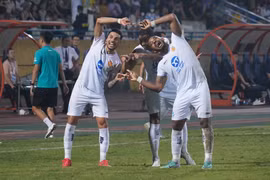 Rafaelson (ngoài cùng bên phải) ăn mừng cùng các đồng đội sau bàn thắng ấn định tỷ số 2-1 cho Thép Xanh Nam Định. (Ảnh: Việt Anh/Vietnam+)