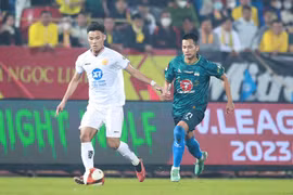 Hai đội bóng đang có phong độ cao tại V-League 2023/24 là Thép Xanh Nam Định (áo trắng) và LPBank Hoàng Anh Gia Lai sẽ có trận 'quyết đấu' ở vòng 18. (Ảnh: VPF)