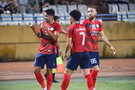 Ngoại binh Leo Artur (ngoài cùng bên trái) tỏa sáng với một cú hattrick giúp Công an Hà Nội có chiến thắng thứ hai liên tiếp ở Shopee Cup. (Ảnh: Việt Anh/Vietnam+)